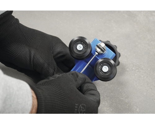 L''utilisateur règle l''outil sur rouleaux avec une clé Allen