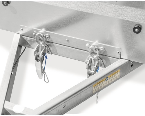Vue détaillée de deux fermetures de remorque en métal