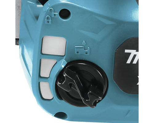 Gros plan d''une tronçonneuse avec bouchon de réservoir d''huile et indicateur de niveau