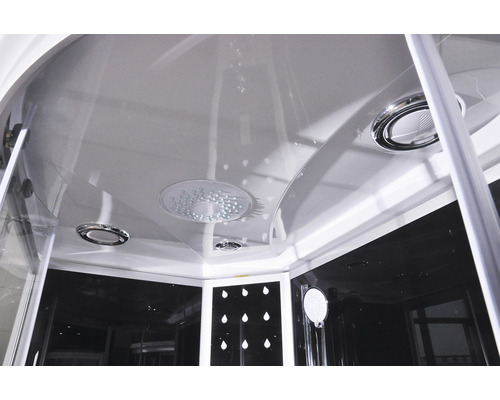 Innenansicht einer Duschkabine mit Deckenbrause und Beleuchtung