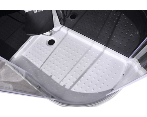 Detailaufnahme einer Duschwanne mit Ablaufgarnitur