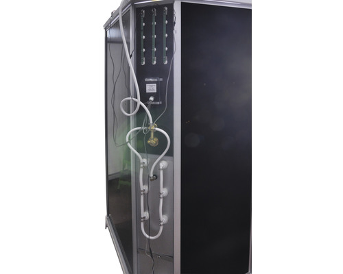 Detailansicht einer Duschkabine mit Beleuchtung und Wasserinstallation