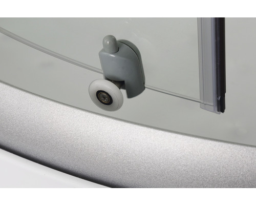 Detailaufnahme einer Duschkabine mit Rollenmechanismus