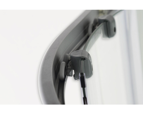 Gros plan de la porte de douche avec système de porte coulissante