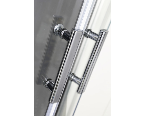 Gros plan d''une porte de cabine de douche avec poignée en métal