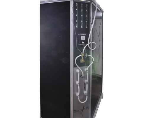 Vue intérieure d''une armoire avec des tuyaux et des composants électroniques