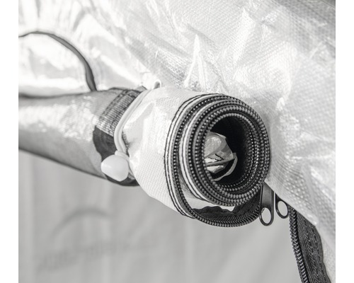 Detailaufnahme einer aufgerollten Growbox-Tür mit Reißverschluss