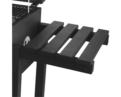 Gros plan d''un barbecue au charbon de bois avec étagère latérale