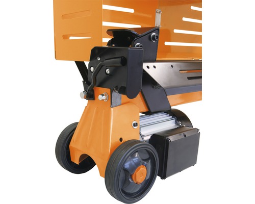 Detailansicht eines Holzspalters mit Rädern für einfachen Transport