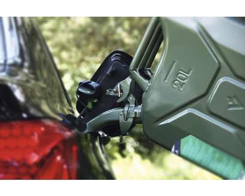 Gros plan d''un bidon de carburant de 20 litres avec bec verseur sur la voiture.