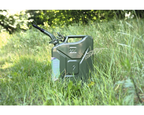 Bidon de carburant d''une capacité de 20 litres dans l''herbe