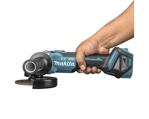 Makita Akku-Winkelschleifer in der Hand