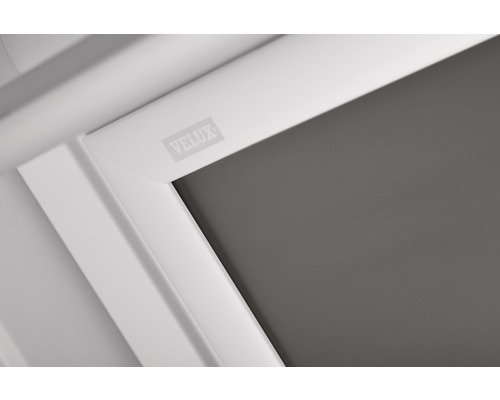 Logo Velux sur un store de fenêtre de toit