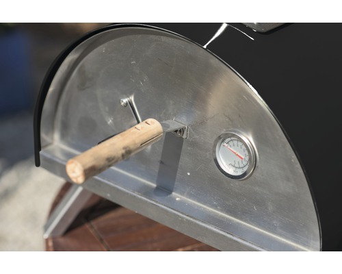 Detailansicht eines Pizzaofens mit Thermometer und Holzgriff