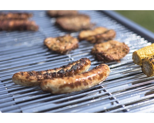 Grill mit Würstchen, Grillfleisch und Maiskolben