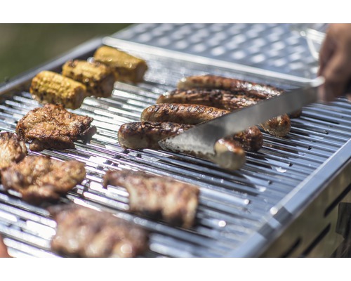 Grill mit Würstchen, Maiskolben und Fleisch