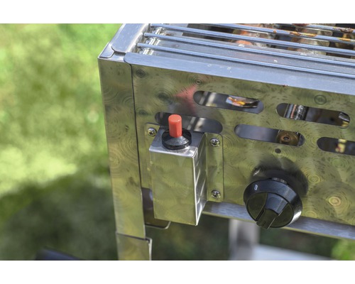 Detailansicht eines Edelstahl-Gasgrills mit Zündknopf und Drehregler