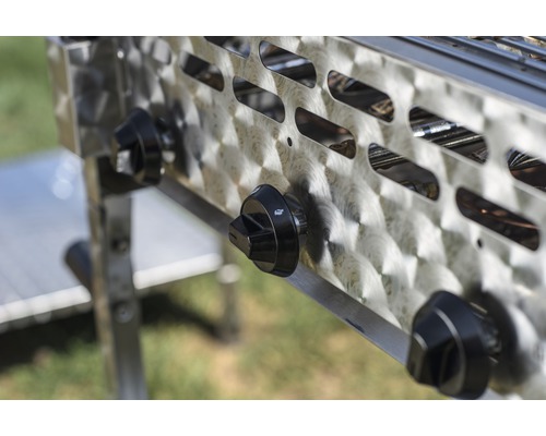 Detailansicht eines Edelstahl-Gasgrills mit schwarzen Drehknöpfen zur Steuerung der Hitze