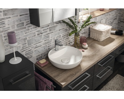 Salle de bain moderne avec lavabo, meuble-lavabo et miroir