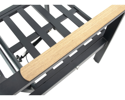 Detailansicht eines Gartenstuhls mit Armlehne aus Holz und Metallgestell