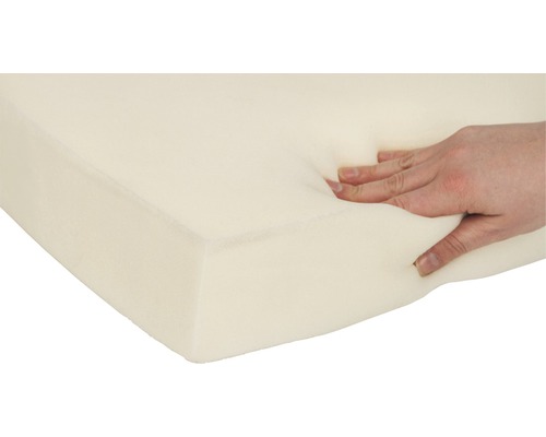 Schaumstoffmatratze mit Hand, die die Festigkeit testet