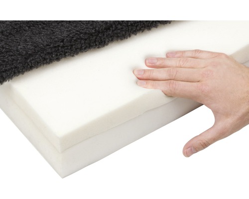 Schaumstoffpolster mit einer Hand getestet