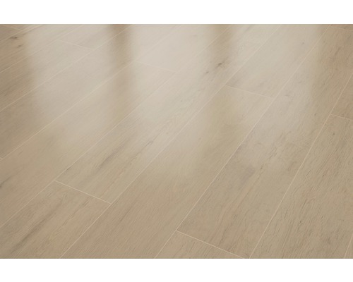 Verlegte Bodenfliesen mit Holzoptik