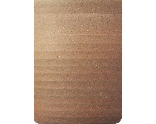 Gros plan d''un vase à plantes avec des rainures horizontales