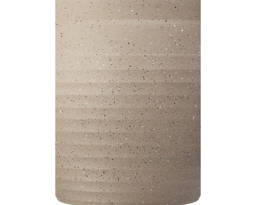 Gros plan d''un pot de fleurs avec une finition mouchetée et des rainures horizontales.