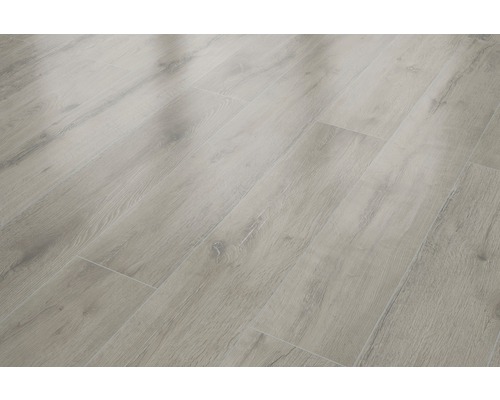 Verlegte Bodenfliesen in Holzoptik