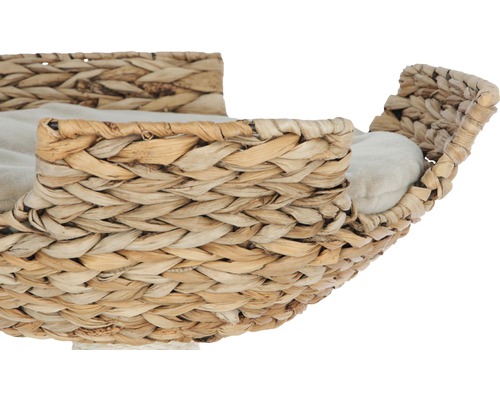 Nahaufnahme eines Katzenbettes aus Wasserhyazinthe mit Kissen