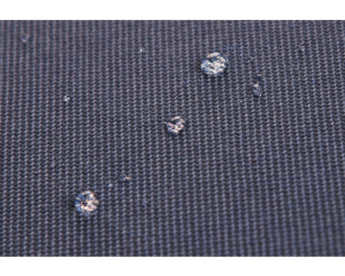 Nahaufnahme eines wasserabweisenden Stoffes mit Wassertropfen