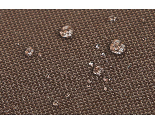 Nahaufnahme von wasserabweisendem Stoff mit Wassertropfen