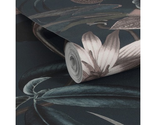 Blumentapete mit blühenden Blumen und Blättern auf dunklem Hintergrund