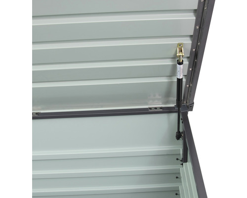 Vue intérieure d''un coffre de jardin ouvert avec vérin à gaz