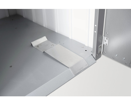 Vue détaillée de l''intérieur d''une armoire métallique avec fixation au sol