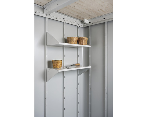 Étagères avec outils de jardin et paniers sur un mur d''abri de jardin
