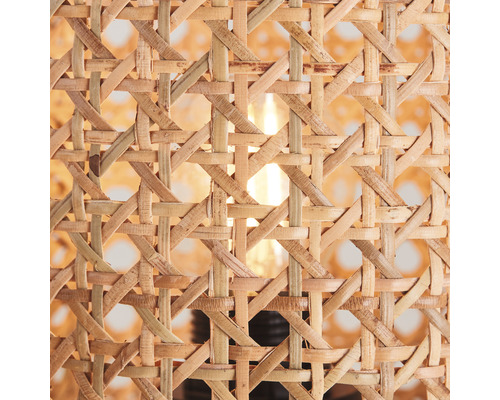 Detailaufnahme eines Lampenschirms aus Rattan