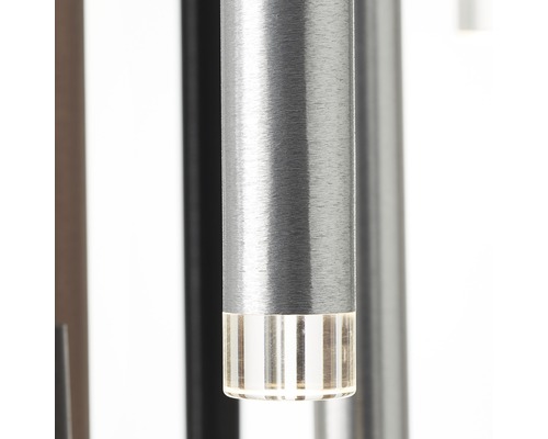 Detailaufnahme einer Pendelleuchte mit zylindrischem Schirm aus Metall und transparentem Leuchtmittel