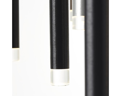 Detailaufnahme einer Pendelleuchte mit zylindrischen, schwarzen Elementen und klaren Abschlüssen