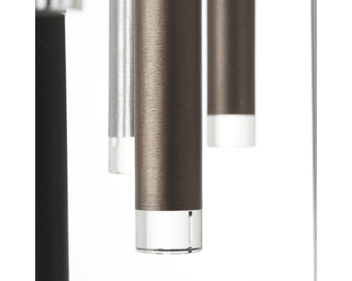 Detailaufnahme einer Pendelleuchte mit Metallaufhängung und klarem Lampenschirm