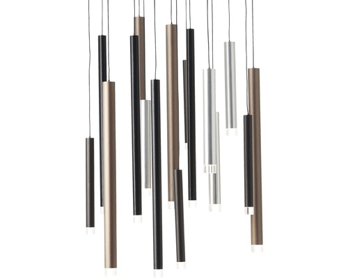 Mehrere Pendelleuchten aus Metall in verschiedenen Farben hängen von der Decke