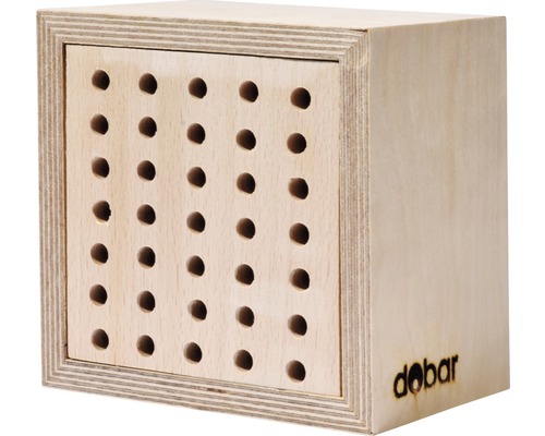 Hôtel à insectes en bois avec trous