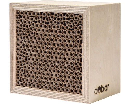 Hôtel à insectes en bois avec des tubes