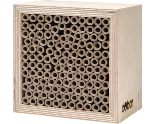 Hôtel à insectes en bois avec des tubes servant de sites de nidification