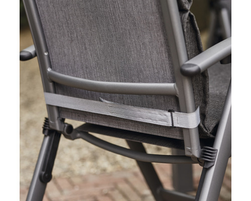 Vue détaillée d''une chaise de jardin avec assise en textile et cadre en métal.
