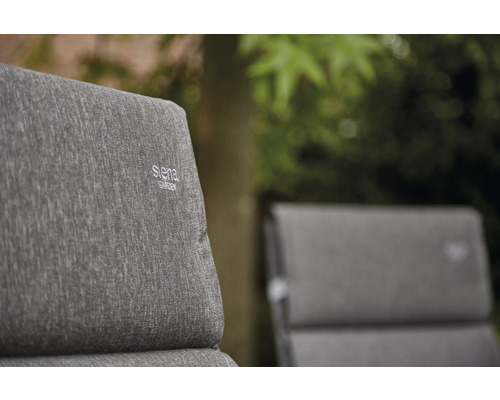 Gros plan d''un coussin de mobilier de jardin avec le logo Siena Garden.