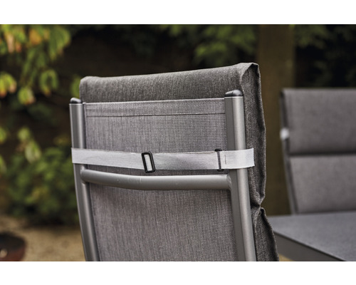 Vue détaillée d''une chaise de jardin avec dossier et sangle de fixation