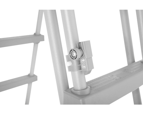 Detailansicht einer Kindersicherung an einem Kinderbett