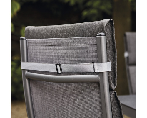 Vue détaillée d''un dossier de chaise de jardin gris avec une bande de fixation.